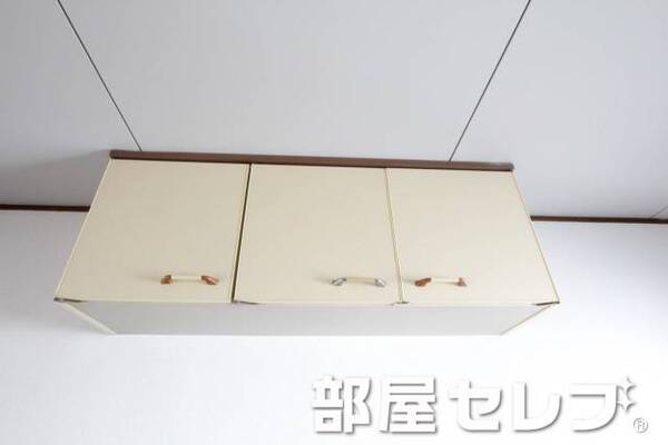 台どころ上収納棚付き。