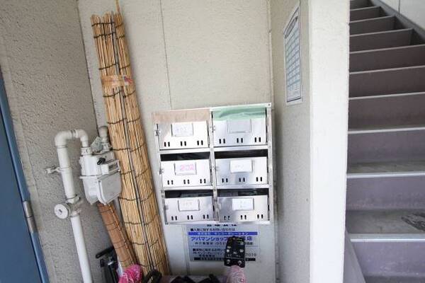 共用部、郵便受けです