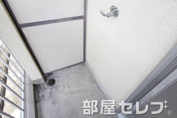 屋外洗濯置き場。