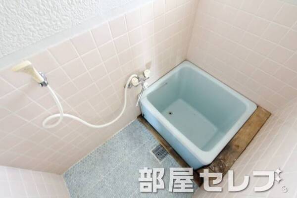 シャワー付きバスルーム。