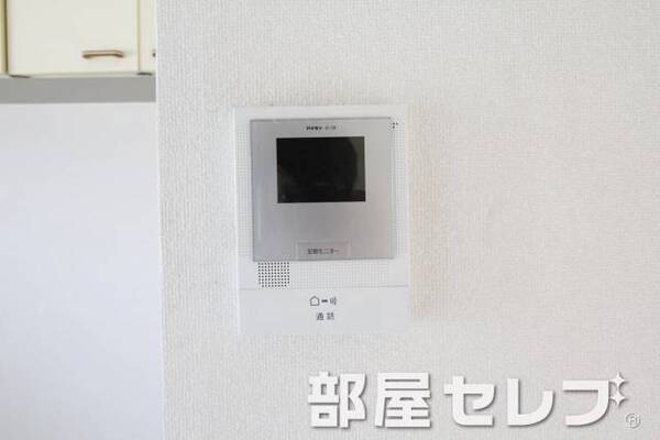 モニターホンで来客者をお知らせします。