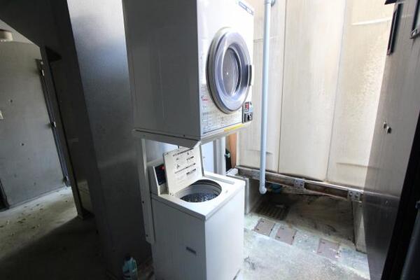 共用の洗濯機、乾燥機です。