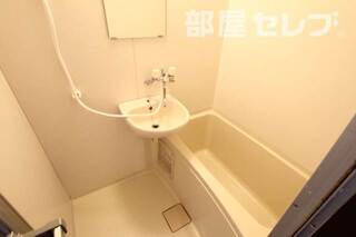 鏡付きのお風呂場です。