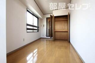照明付きがありがたい居室です。
