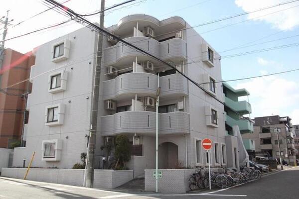 タイル張りのオシャレな外観です。