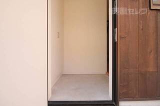 明るい白調の玄関です。
