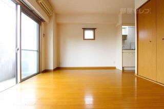 落ち着く色合いのオシャレな部屋です。