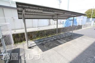 屋根付きの駐輪場です。