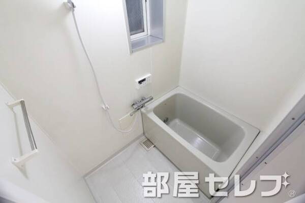 清潔感あるバスルーム。