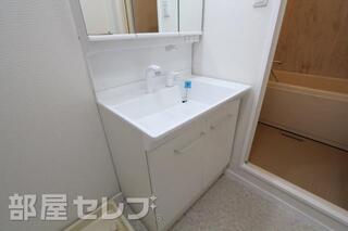 三面鏡の独立洗面台です。