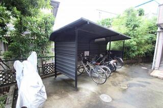 駐輪場にも屋根があります。