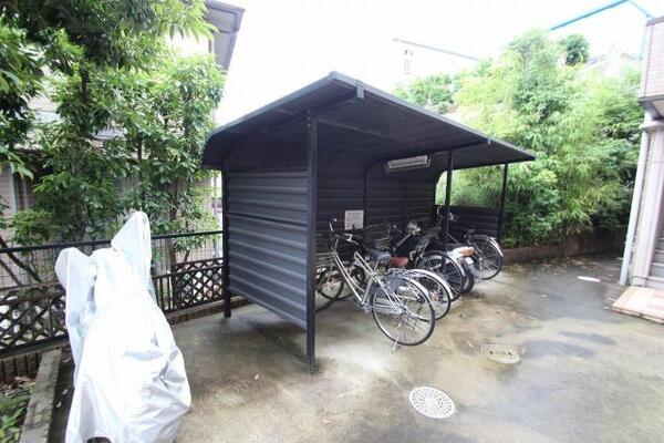駐輪場にも屋根があります。
