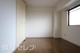 窓付きの北側洋間は寝室にできます。