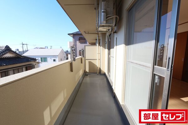玄関からのワンショットです