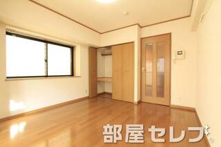 出窓があって明るいお部屋ですね。
