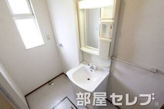 独立洗面台。