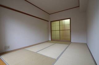 畳のお部屋で落ち着けます。304号室の写真です。