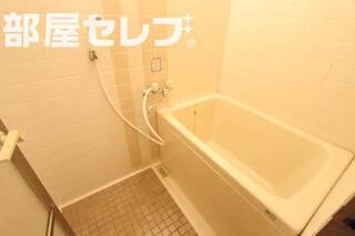 壁がタイル調でオシャレです