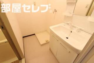 棚付きの洗面所です
