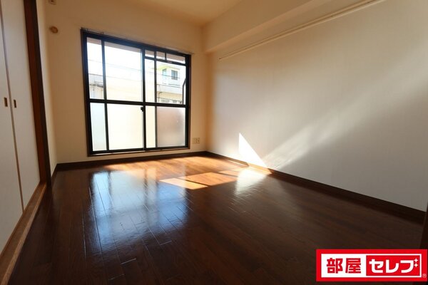 こげ茶色のシックな雰囲気のダイニングです。