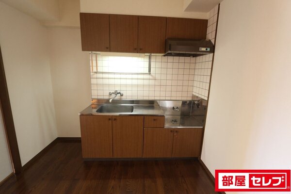 光が降り注ぐベランダ側の洋室です。
