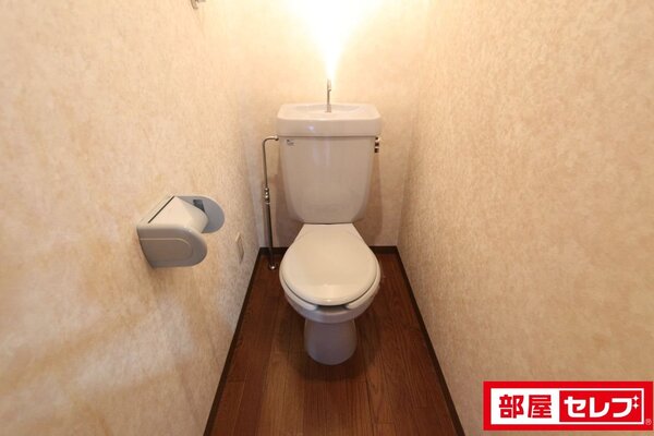 鏡付きのお風呂場です。