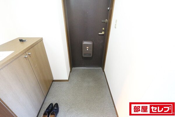 下駄箱がしっかりある広めの玄関です。