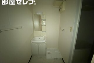 日ごろは目立たない位置にクロゼットがあります。
