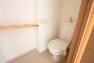 個室トイレには棚も付いてて使いやすそう