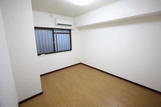 東側の洋室です。
