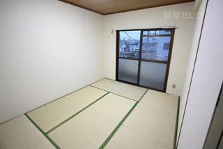 お部屋の一つは和室です。