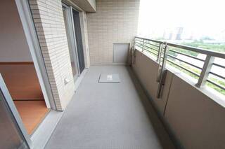 バルコニーも広々
