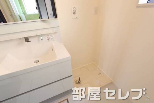 キレイな室内洗濯機置き場です。