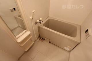 鏡・棚付きのお風呂場です。