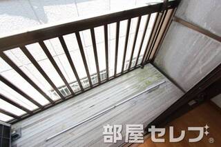 白をベースとしたベランダ。