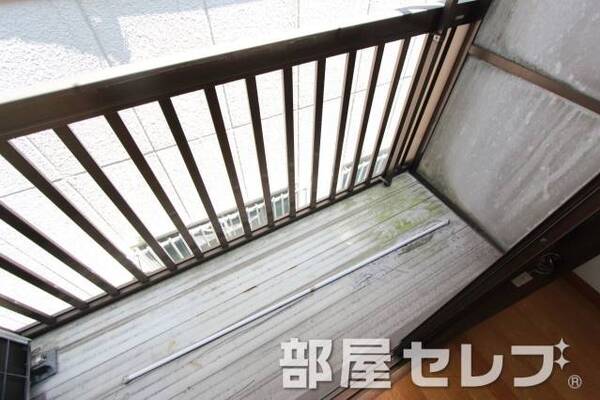 白をベースとしたベランダ。