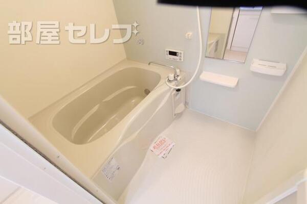 追い焚き機能付きのお風呂場です。