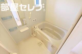 南側に窓があるから明るい浴室です