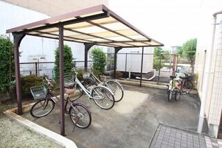 敷地内に駐輪場もあります。