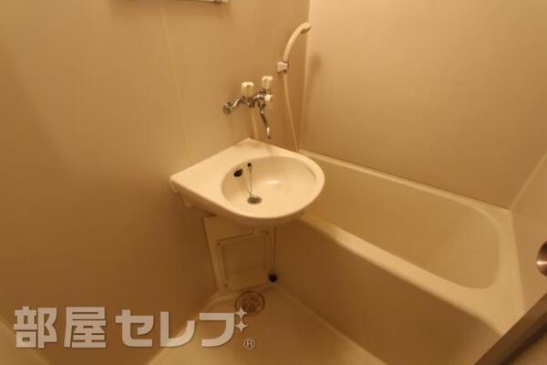 洗面付きのお風呂場です。