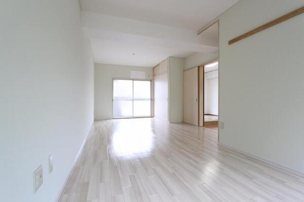 洋室11.2帖の奥行きのある居室です。（201号室）