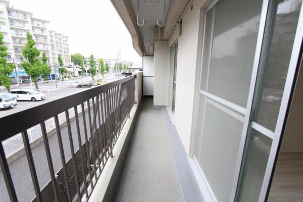 日当たり良好なベランダです。（201号室）