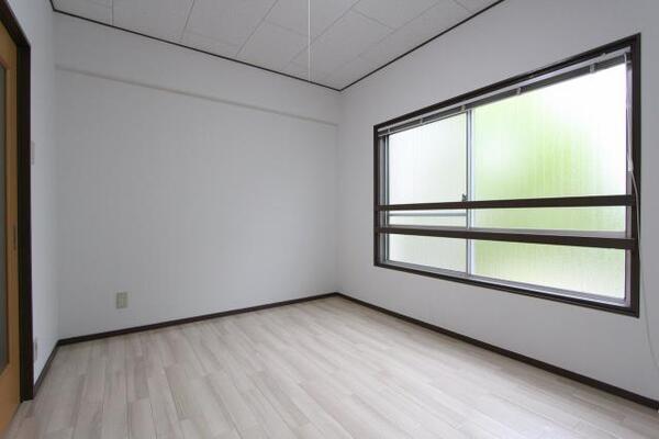 洋室6帖のお部屋です。（201号室）