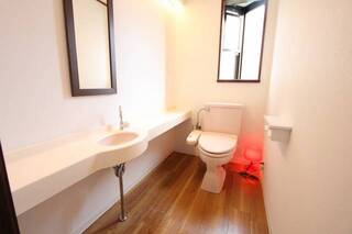 トイレにも洗面台がついてます