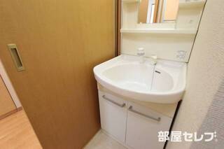 洗面台にも収納があります　