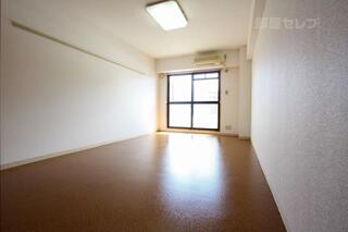 光の入る少し広めの居室です。