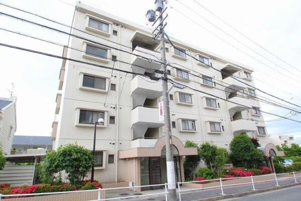 外壁が綺麗になった建物です。