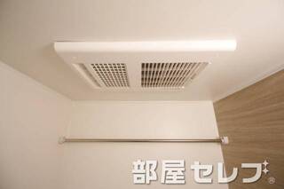 浴室乾燥機付き。