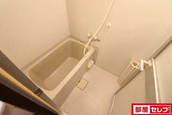 ゆったり入れる浴槽です。