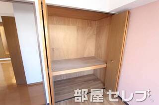 奥行きのある収納。